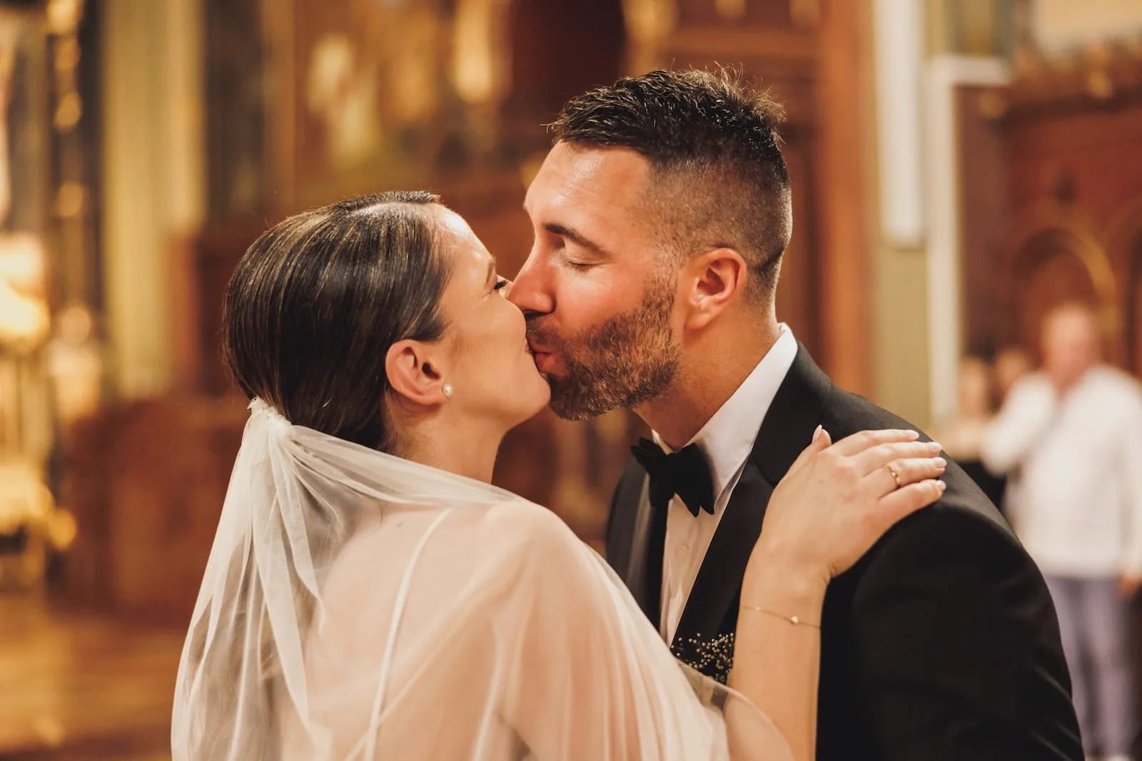 Ceremony wedding video couples first kiss at wedding ceremony on low cost wedding videos